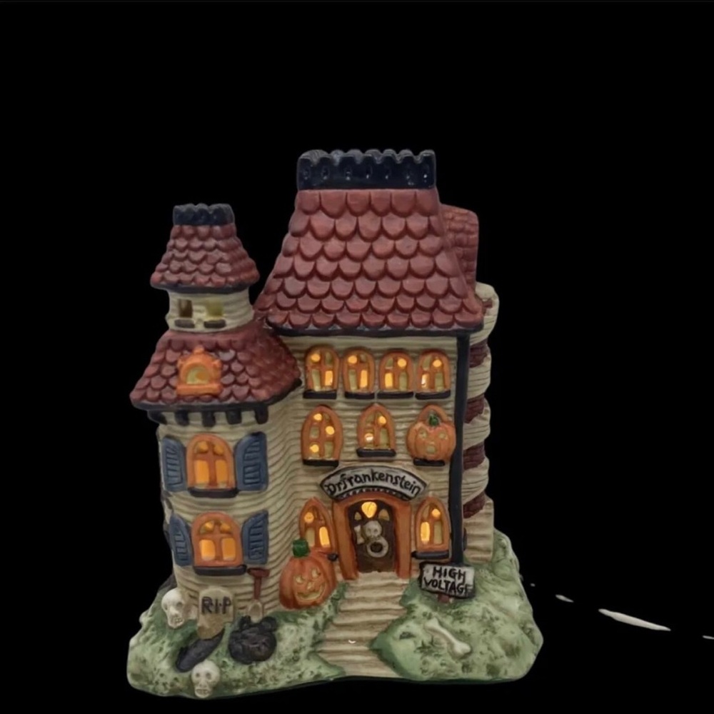 Midwest of Cannon Falls Dr Frankenstein Castle Creepy Hollow Lighted
